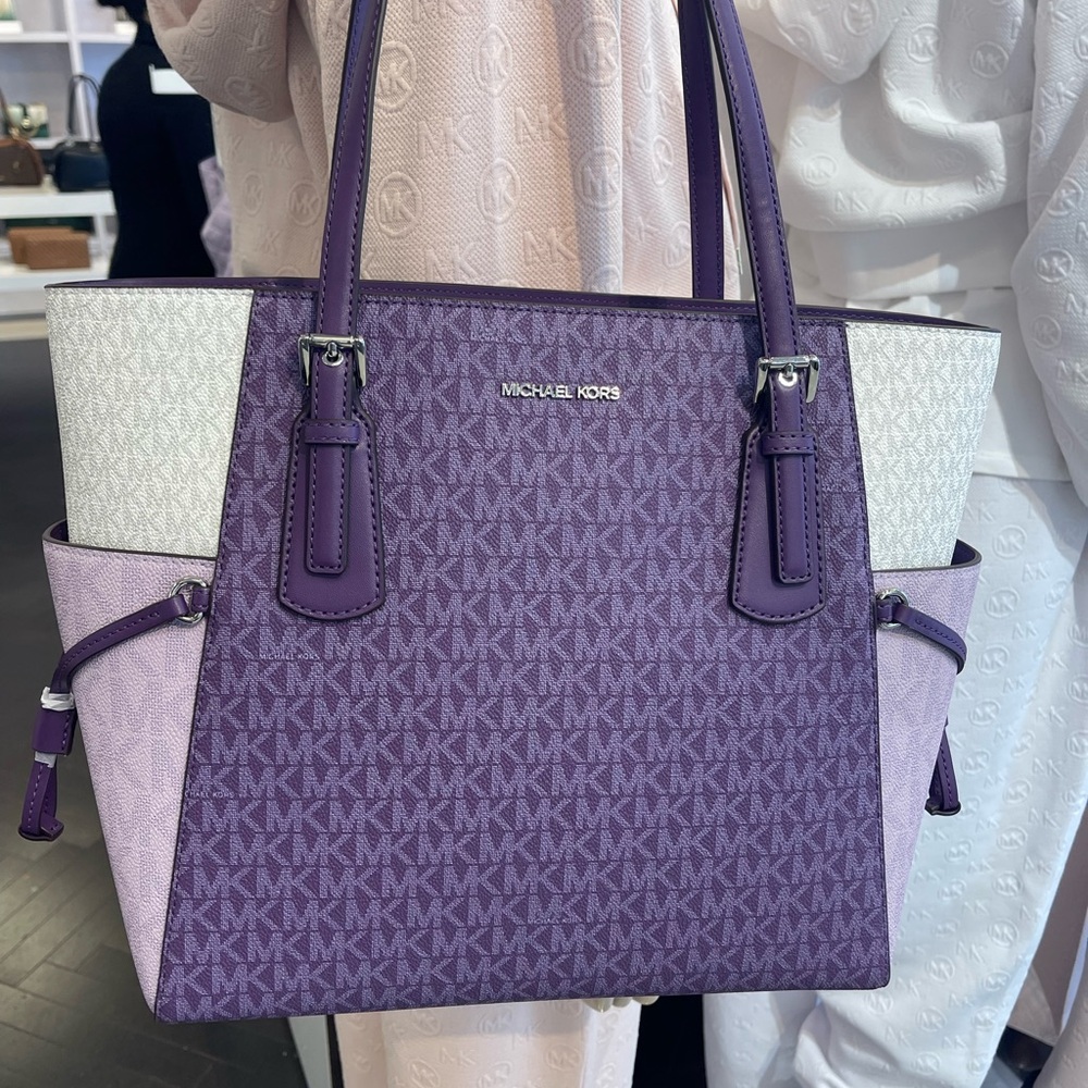 MICHAEL KORS Voyager Lg Color-Block Signature Logo Shoulder Tote Bag
Dark Purple - Picture 2 of 16